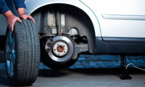 Зняття секретів із коліс автомобіля у Львові