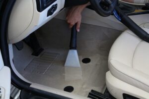 Ціни на усунення течії води в салон автомобіля
