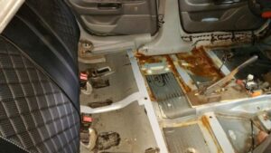 Усунення течії води в салон автомобіля у Львові